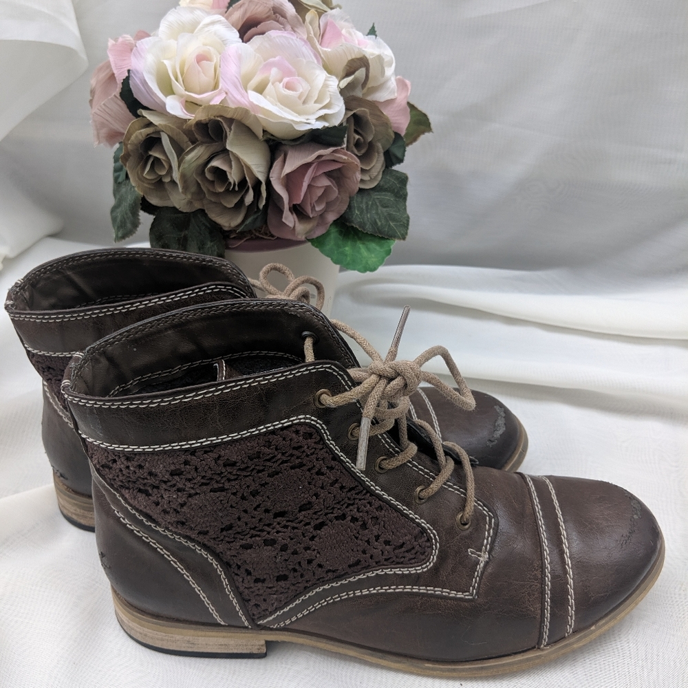 Crocheted Accent Brown Boots sz 8.    18